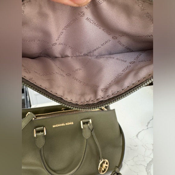 Michael Kors Savannah Satchel olive green leather bag with wallet/wristlet. Set - Picture 13 of 16